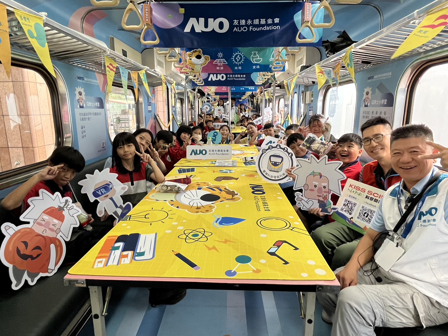 ag博天堂永續基金會參與「臺灣科普環島列車」，設計基礎科學車廂課程，以「淨零碳排和永續能源」為主題，讓學生透過創意實驗認識淨零知識，以及思考生活中的減碳行為