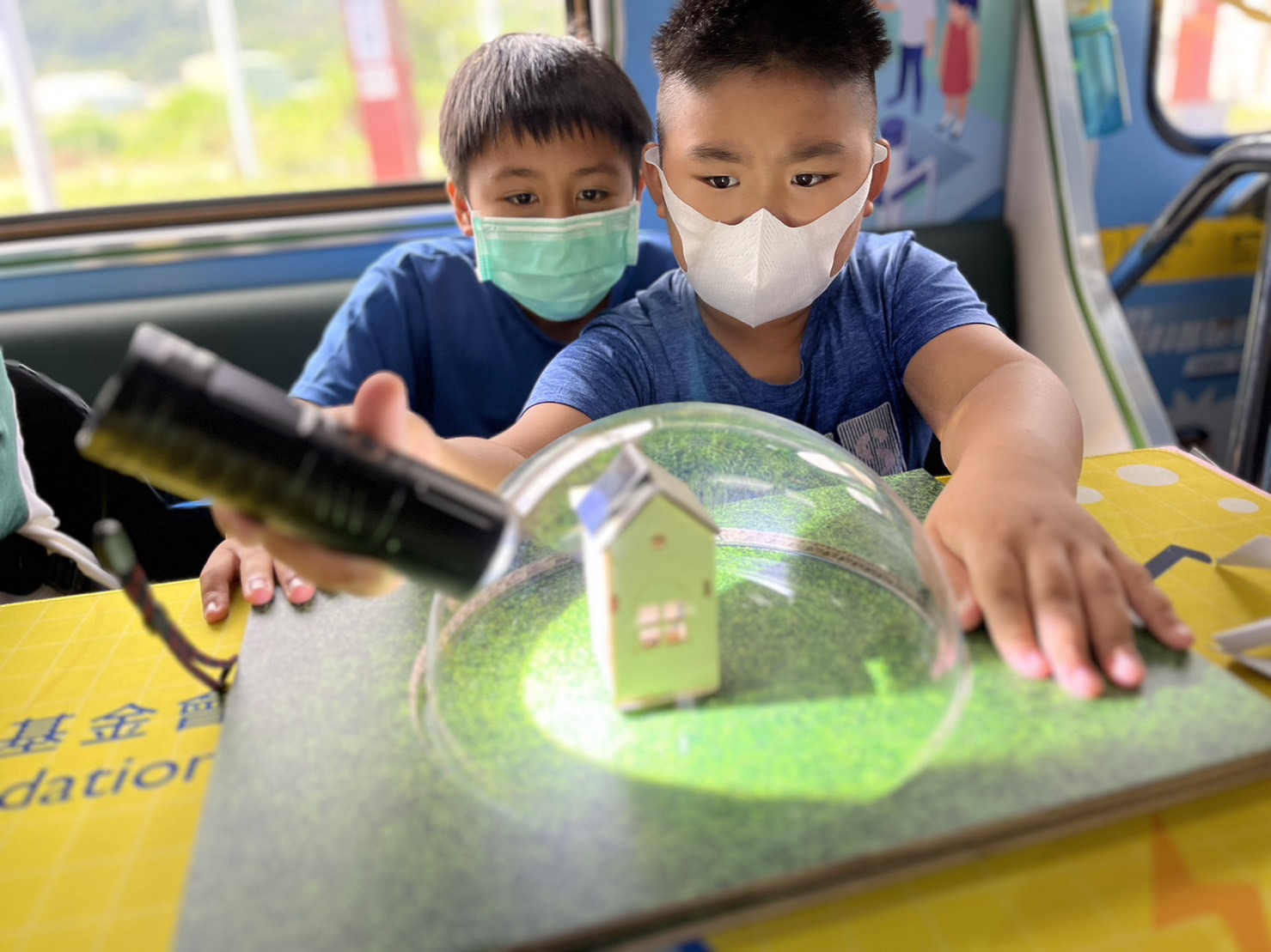 ag博天堂參與基礎科學主題車廂，以STEAM教學精神，設計「逐日科學家」、「太陽能工程師」以及「淨零建築師」三大能源科普課程和實驗